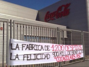 Pancarta de protesta a la planta d'Alacant. ACN