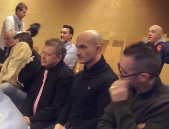 Cinquena i última sessió del judici, ahir a l'Audiència de Girona. Moreno –a la foto, amb corbata– a la banqueta dels acusats. Al costat, cinc dels altres set imputats G.P