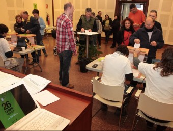Un moment de la votació popular sobre la MAT diumenge a Santa Coloma JOAN SABATER