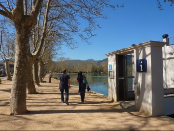 Visitants de l'estany, passejant pel davant de l'oficina de turisme. R. E