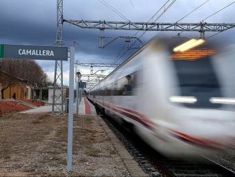Un tren de mitjana distància passant de llarg , ahir a mitja tarda davant de l'estació de Camallera MANEL LLADÓ