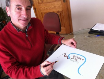 L'alcalde, Josep Serrallonga, mostrant el nou logotip turístic de la Cellera, que insinua el municipi envoltat del riu i de muntanya. N. FORNS