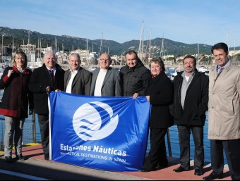 Els alcaldes i regidors de Sant Feliu, Tossa, Santa Cristina i Llagostera, ahir, al port guixolenc EL PUNT AVUI