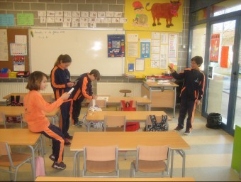 Una activitat dels alumnes de cinquè de primària de l'escola Forn d'Anells de Fornells, dins el pla Euronet 50/50 EL PUNT