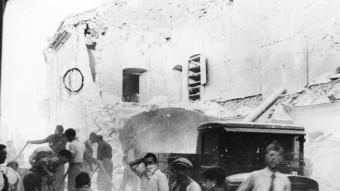 Un edifici del carrer Nou de Figueres, després d’un bombardeig.  Biblioteca Nacional / Corriere della sera