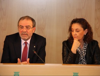 El president de la Diputació de Lleida, Joan Reñé, i la responsable dels Serveis Jurídics de l'ens Chari Rodríguez, a la roda de premsa d'aquest dijous ACN
