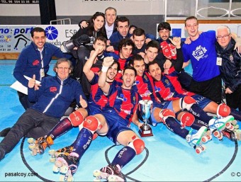 L'equip de l'Alcoi amb la copa de campions RFEP