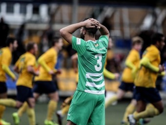 Un jugador de l'Ascó, lamentant la remuntada local ÀLEX GALLARDO / UE CASTELLDEFELS