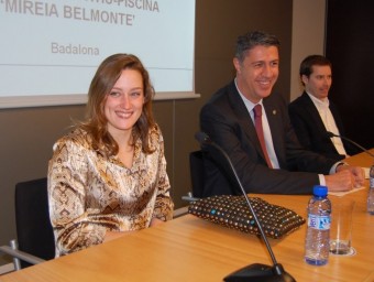 Mireia Belmonte , en primer terme, al costat de l'alcalde de Badalona, Xavier Garcia Albiol AJUNTAMENT DE BADALONA