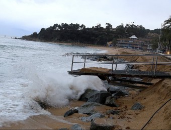 Efectes del temporal de mar que hi ha hagut aquests dies amb fort onatge i vent, a Lloret de Mar MANEL LLADÓ