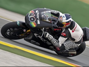 Maverick Viñales, amb la moto del campió 203, Pol Espargaró MANUEL BRUQUE/EFE