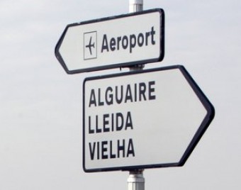 Indicacions per arribar a l'aeroport d'Alguaire. Segons l'estudi, només es troben amb poca antelació ORIOL DURAN