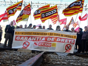 300 persones van respondre a la convocatòria de CCOO a Portbou pel ferrocarril LLUÍS SERRAT
