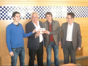 Des de l'esquerra, Boix, l'alcalde d'Olot, Josep Maria Corominas, Vergés, i el regidor de Promoció, Estanis Vayreda, mostrant la nova hamburguesa Natrus. J.C