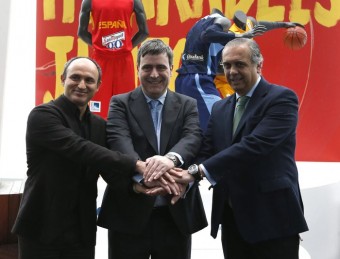 José Luis Sáez , president de la federació de bàsquet, amb Miguel Cardenal, al mig. EFE