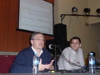 Xavier Roca i Ferran Puig durant la presentació de l'estudi de la UPC als veïns, ahir al vespre al centre cívic, en un acte que va reunir unes 30 persones. R. E