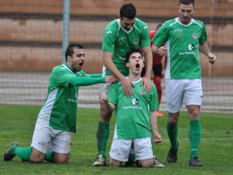 Els jugadors de l'Ascó feliciten Canadell en el primer gol d'ahir IRIS SOLÀ