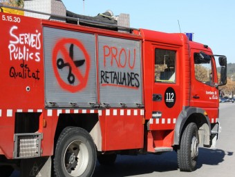 Un camió dels Bombers amb pintades contra les retallades ACN