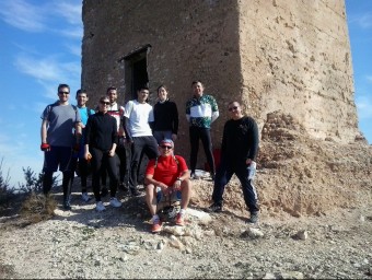 Alguns dels participants de la ruta sobre la base de la Torre Espioca. EL PUNT AVUI