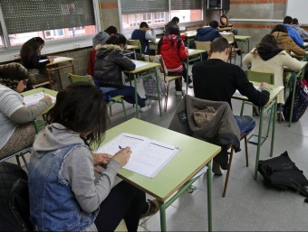 Alumnes de quart d'ESO de l'institut Barcelona-Congrés fent les proves de competències bàsiques JUANMA RAMOS