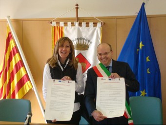 L'alcaldessa de Cervià, Roser Estañol, amb l'alcalde de Lama dei Peligni, Antonino Amorosi EL PUNT AVUI