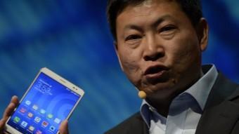 El conseller delegat de Huawei mostra la seva tauleta amb funcions de telèfon LLUÍS GENÉ / AFP