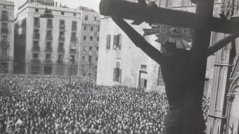Adoració del Crist de Lepant, l'abril de 1944, a Barcelona. De l'exposició 