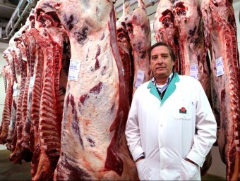 Toni Viñals, gerent de Viñals Soler, fotografiat en una de les càmeres frigorífiques de l'empresa d'Argentona.  QUIM PUIG