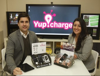 El director de Yup!Charge, Branco Calleja, i la responsable d'expansió, Olaya Núñez, amb productes de l'empresa.  ORIOL DURAN