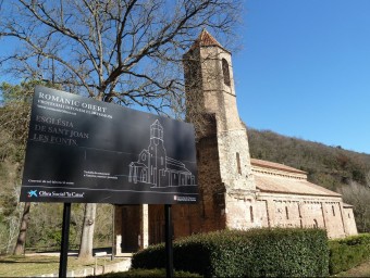 Un detall del monestir romànic, un dels principals actius turístics i patrimonials de Sant Joan les Fonts. J.C