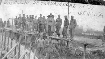 Treballadors forçats del BDST número 11 construint un pont a Girona l'any 1941.