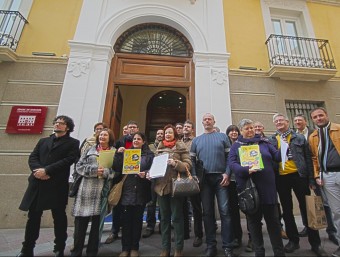 Representants de la comunitat educativa a les portes del Síndic de Greuges del País Valencià B. VIDAL