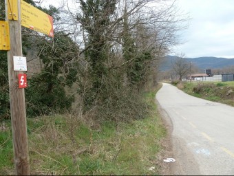 El camí de les Feixes amb la planta de compostatge de la Garrotxa al fons i amb la via verda marcada a l'esquerra. J.C