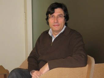 L'arquitecte Jordi Garcia, assegut en un model de butaca de DEC Dissenys amb Cartró.  A. AGUILAR