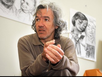 Mim Juncà al seu estudi de Tortellà , amb dibuixos seus al fons, en una imatge d'arxiu MANEL LLADÓ