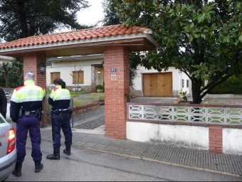 Els Mossos, custodiant el mas Pascual, situat a la urbanització Santa Coloma Residencial. Tres dels joves van ser detinguts a la casa, i el quart va ser interceptat a la C-63 ÒSCAR PINILLA