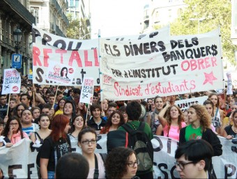 Un grup d'estudiants es manifesta pels carrers de Barcelona en una imatge d'arxiu ACN