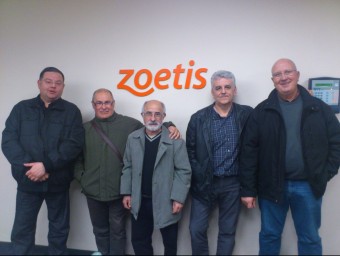 Representants d'ADAG40 amb els de l'empresa Zoetis de la Vall de Bianya i l'alcalde, Santi Reixach. J.C