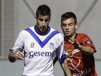 Javi Lara condueix la pilota, en el duel d'ahir J.C. LEÓN