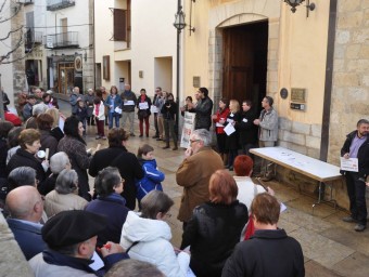Concentració ciutadana a les portes de l'Ajuntament. EL PUNT AVUI