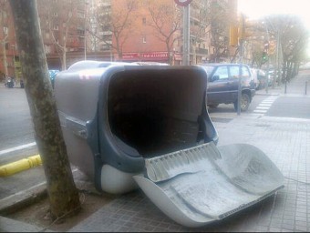 Un contenidor bolcat pel vent a Barcelona @EMERGENCIESCAT