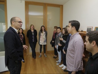 El rector atén les explicacions del Consell d'Estudiants. EL PUNT AVUI