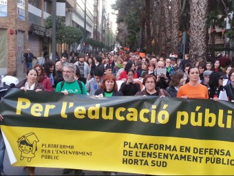 Capçalera de la manifestació contra l'Arranjament Escolar feta a Torent. EL PUNT AVUI