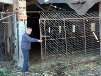 El granger mostrant la porta que obria quan va ser assaltat per cinc encaputxats ACN