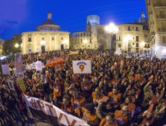 Vista de la concentració a la plaça de la Mare de Déu de València, amb els treballadors de RTVV en primer terme EFE