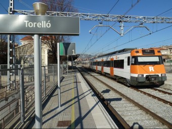 Un tren aturat a l'estació de Torelló a punt de reprendre la marxa en direcció cap a Vic i Barcelona. J.C