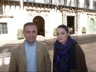 Ignasi Bellido i Mireia Mollà a les portes de l'Ajuntament d'Alacant. EL PUNT AVUI