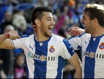 Els jugadors de l'Espanyol Pizzi i Víctor Sánchez celebren el 3-0 aconseguit pel portuguès, aquest diumenge a Cornellà-El Prat EFE