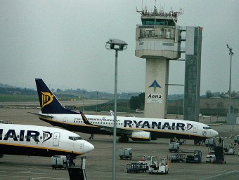 Un avió de Ryanair estacionat davant la torre de control de l'aeroport de Vilobí M. LLADÓ