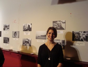 Jana Gràcia, a l'exposició de les seves fotos del viatge que va fer a la Xina. EL PUNT AVUI
